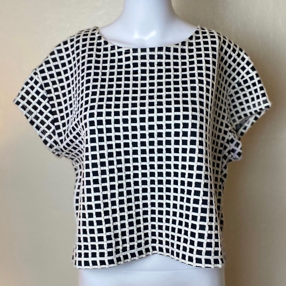 Worthington Cropped Black and White Short Sleeve Top